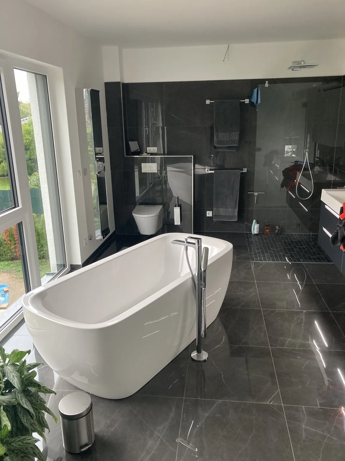 Modernes Badezimmer von Fliesen-Sieke mit freistehender Badewanne