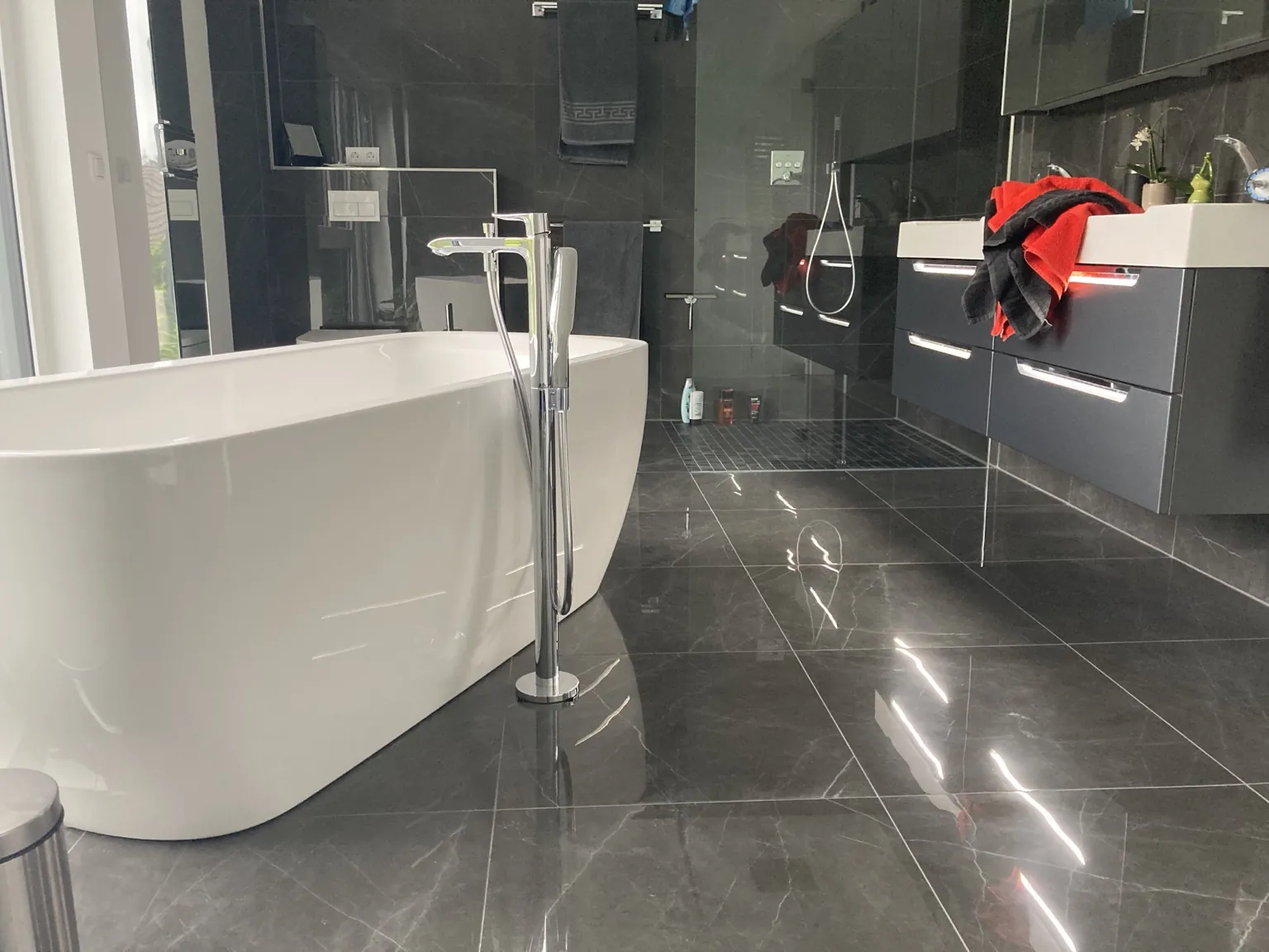 Dunkles Badezimmer mit freistehender Badewanne