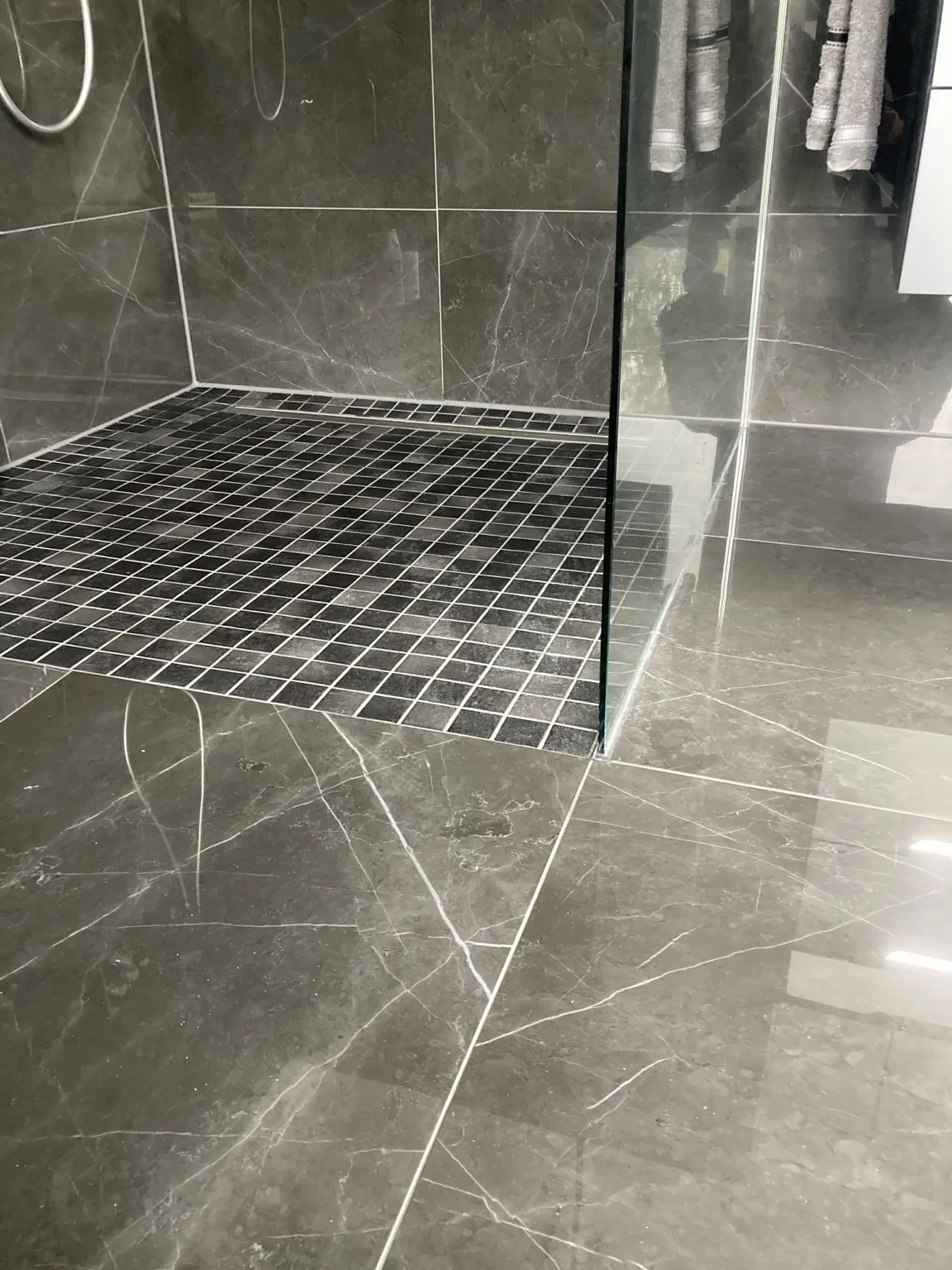 Mosaikboden in einer Dusche