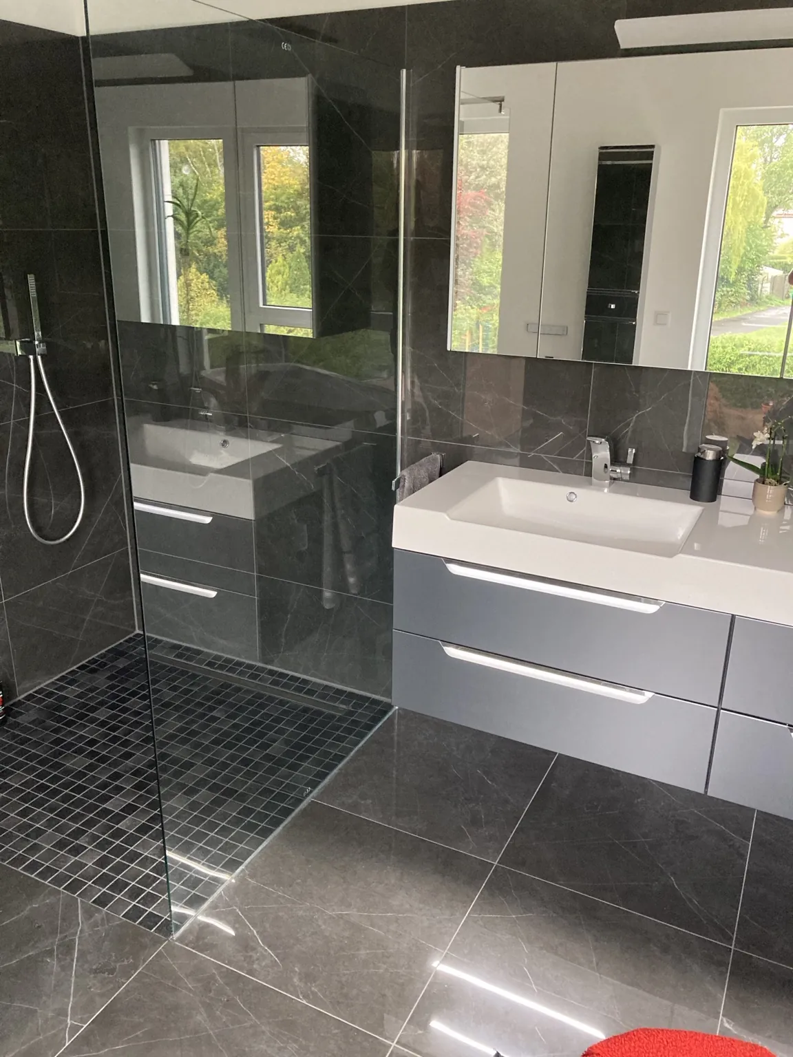 Modernes Bad mit Dusche und Doppelwaschtisch